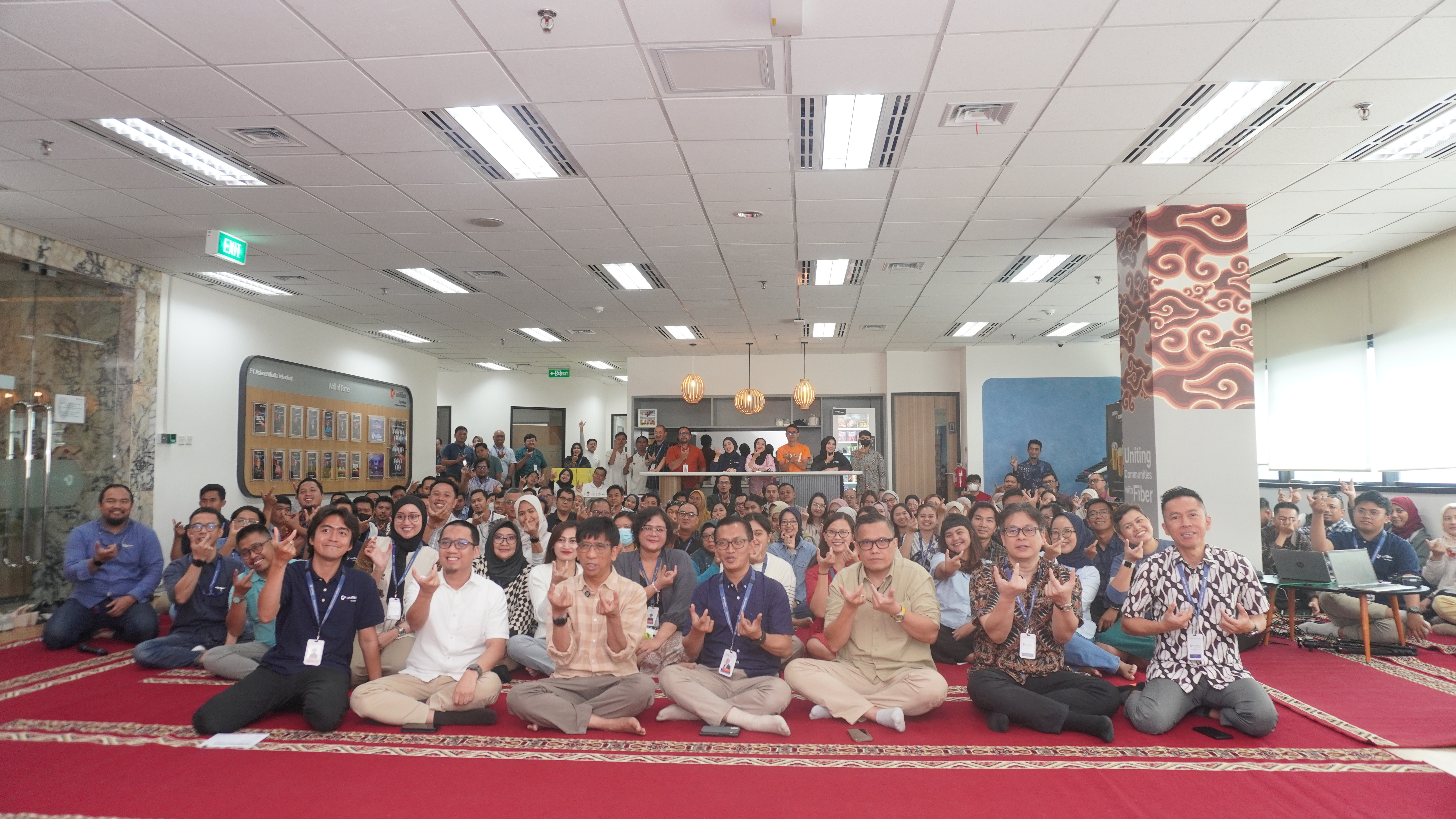 Tim Asianet berfoto bersama dalam kegiatan perusahaan